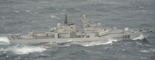 日本军方公开的4月10日出现在冲绳本岛与宫古岛之间的公海上的中国海军139号现代级驱逐舰照片